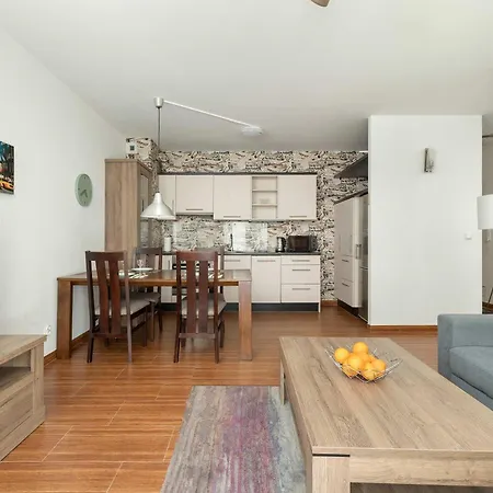 Przytulny Z Parkingiem By Renters דירה